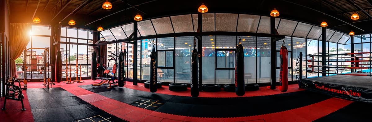 salle de sport avec équipements