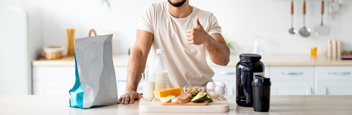 Homme ravi de son alimentation pour de la prise de masse