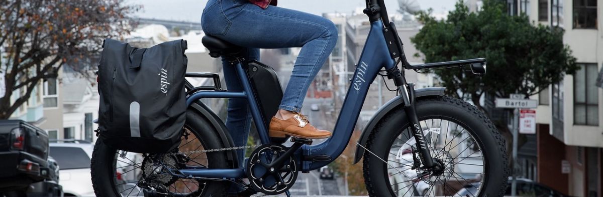 vélo électrique avec une femme