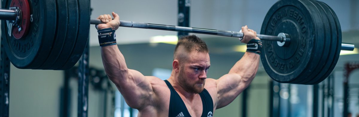 Homme qui réalise un exercice de powerlifting dans une salle de sport