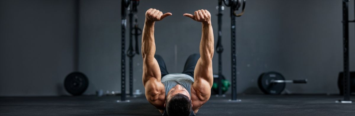 Homme qui fait un excercice de sport inconnu