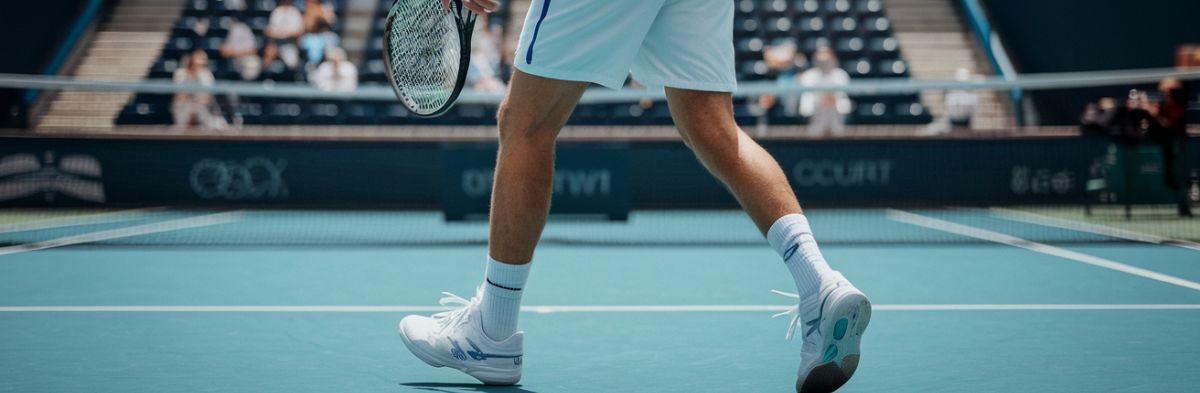 Homme avec des chaussures de tennis sur le terrain