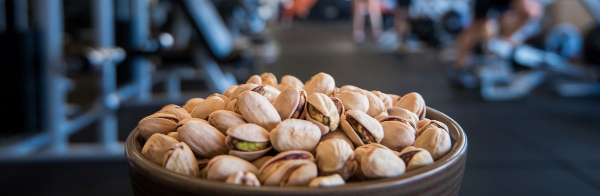 pot de pistache avec salle de sport en arrière plan