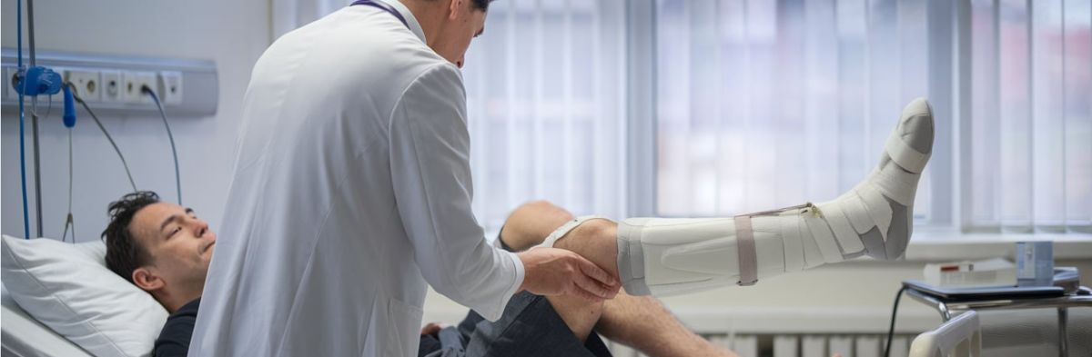 Médecin qui analyse une fracture