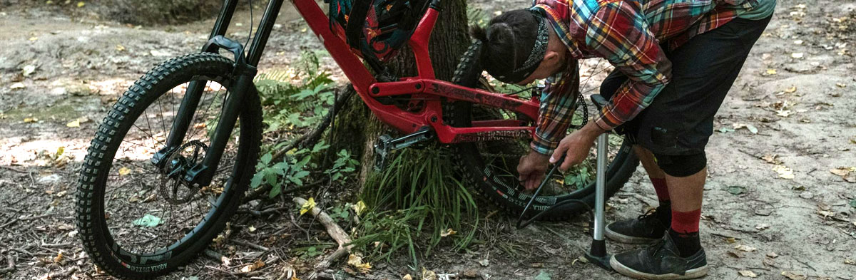 Homme qui gonfle les pneus de son vélo