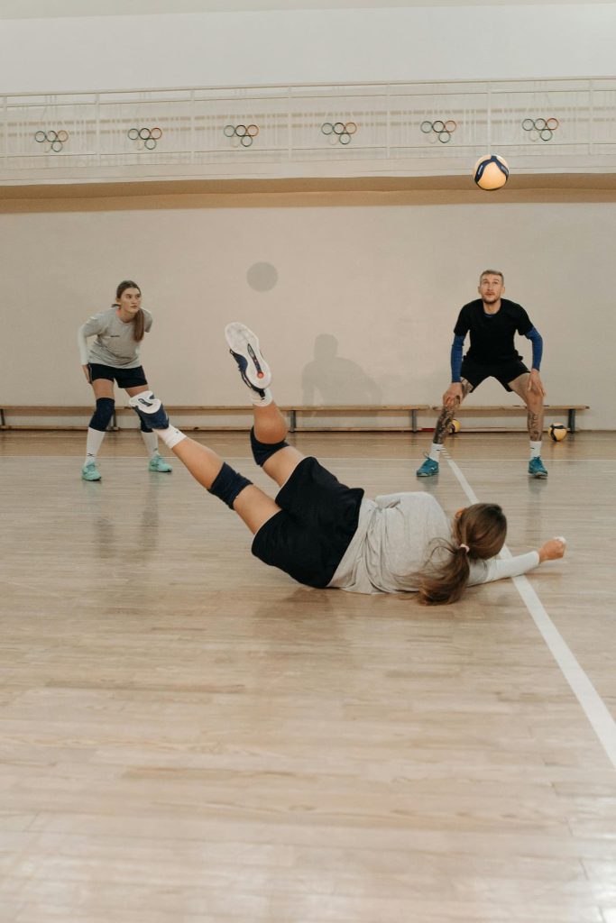 joueuse à terre lors d'un tir pendant un match de volley