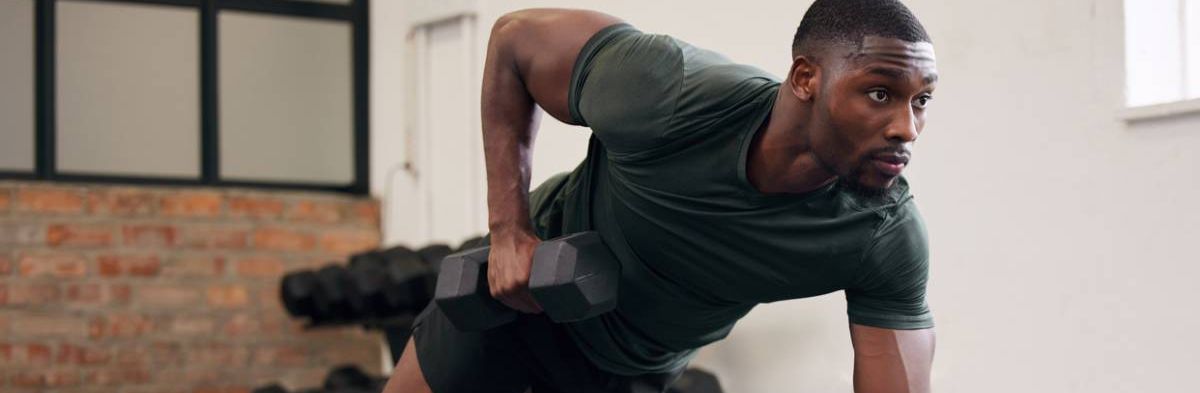 sportif qui fait de la musculation avec des poids