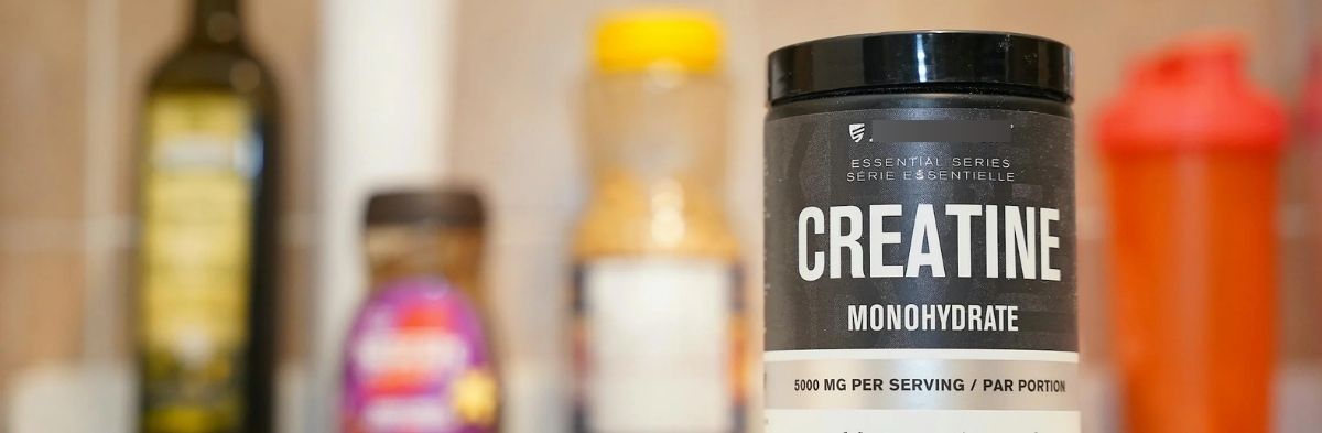 Créatine sur le bord d'un meuble