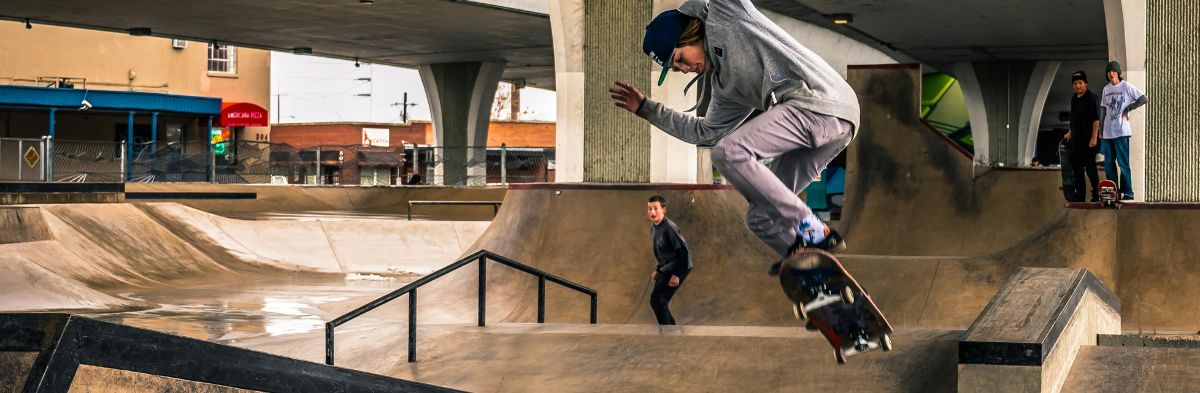 JEUNE SUR UN SKATEBOARD DANS UN SKATEPARK